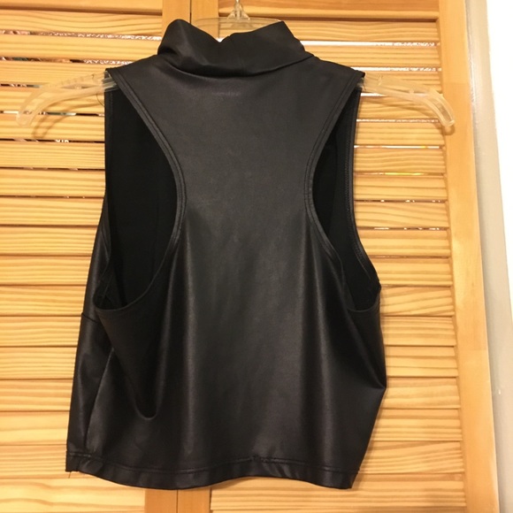 Cropped top. - Picture 2 of 3